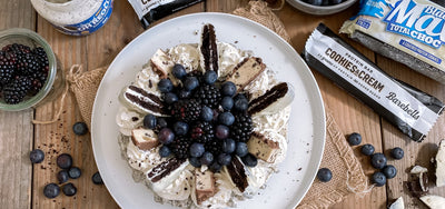 Islagkage med proteinrig toppings