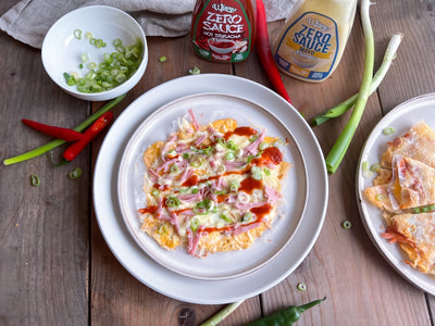 Pizza på rispapir med æg, skinke og sriracha