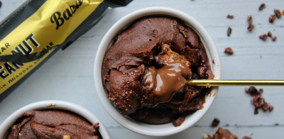 Smeltede chokolade og peanut butter mug kager