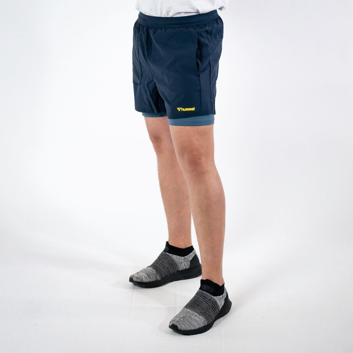 2 in 1 Shorts – Blue Nights fra Hummel | Muscle House